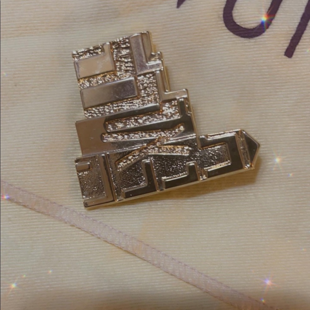 Beautiful pre-loved broach. Fit for any Queen!!